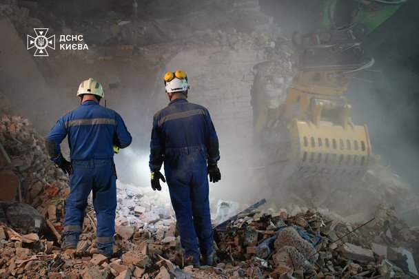 17 червня російські війська здійснили одну з наймасштабніших атак на Київ / © ДСНС