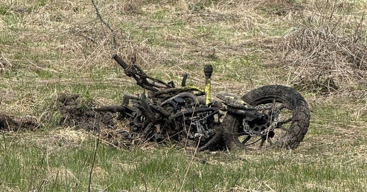 Все, що залишилося від мотоцикла, на якому їхала пара