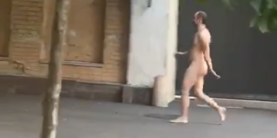 В Киеве снова заметили голого пешехода во время прогулок по улицам