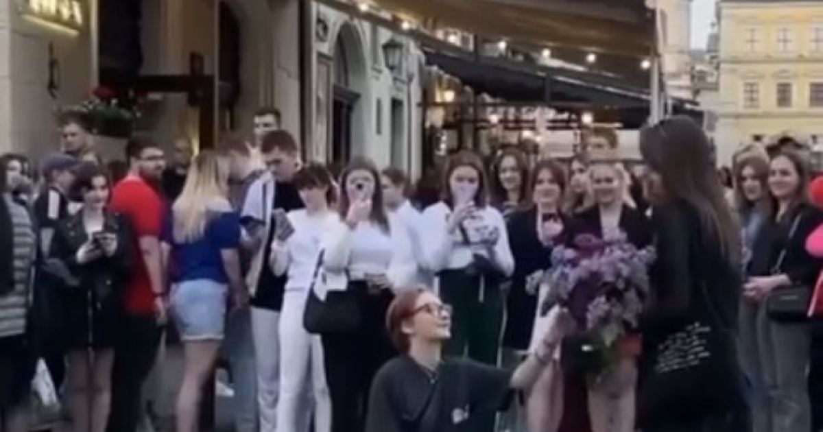 В центре Львова девушка романтично призналась в любви своей партнерше (видео)