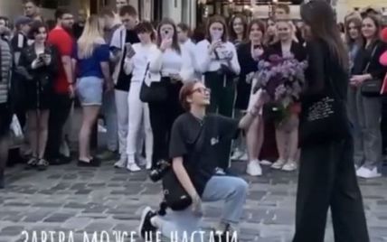 В центре Львова девушка романтично призналась в любви своей партнерше (видео)