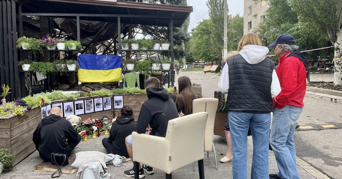 Біля ресторану "Ріа" у Краматорську виник стихійний меморіал за загиблими від російського ракетного удару / © Українська правда
