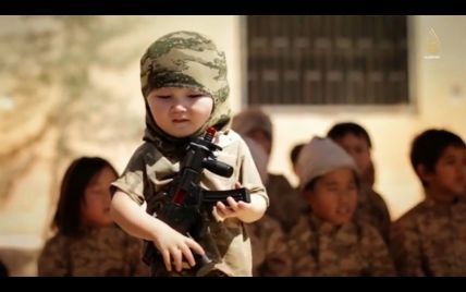 Интернет шокировало видео, на котором военные ИГИЛ учат детей управляться с огнестрельным оружием