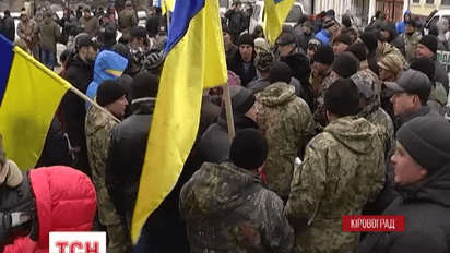Несколько десятков мобилизованных бойцов АТО провели эту ночь на центральной площади Кировограда