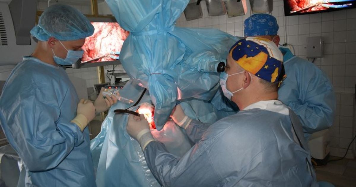 Мав нульові шанси: у Дніпрі у лікарні Мечникова врятували 36-річного чоловіка з гігантською пухлиною мозку