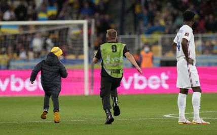 Дитина перервала матч відбору ЧС-2022 Україна - Франція: відео забігу потрапило в Мережу