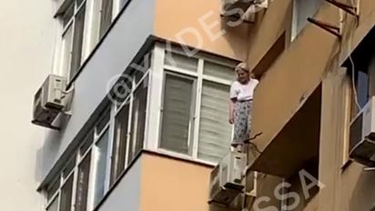 В Одесі жінка збирається стрибнути з балкона: на місці працюють рятувальники