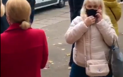 "Люди стоять на холоді по 8-12 годин": у Києві вишикуються черги охочих зробити тест на коронавірус