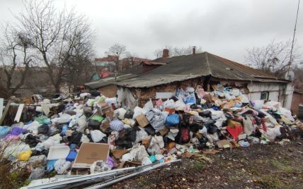 Тонни "потрібного" сміття: у Полтаві жінка зносить під свій будинок відходи з усього міста