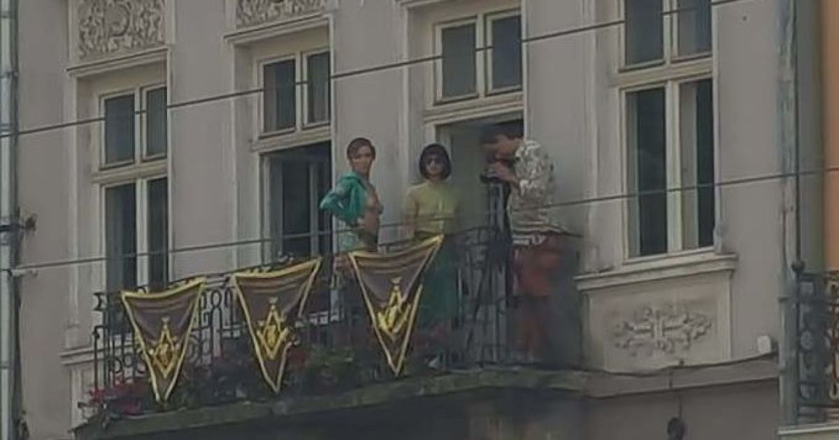 В центре Львова напротив горсовета устроили обнаженную фотосессию