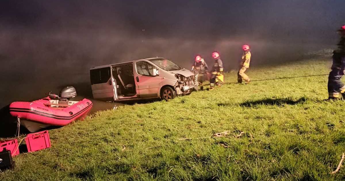 У Польщі бус з українцями злетів із траси і впав до озера: є жертва (фото)