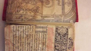 книга Апостол / © Facebook/Арсен Аваков