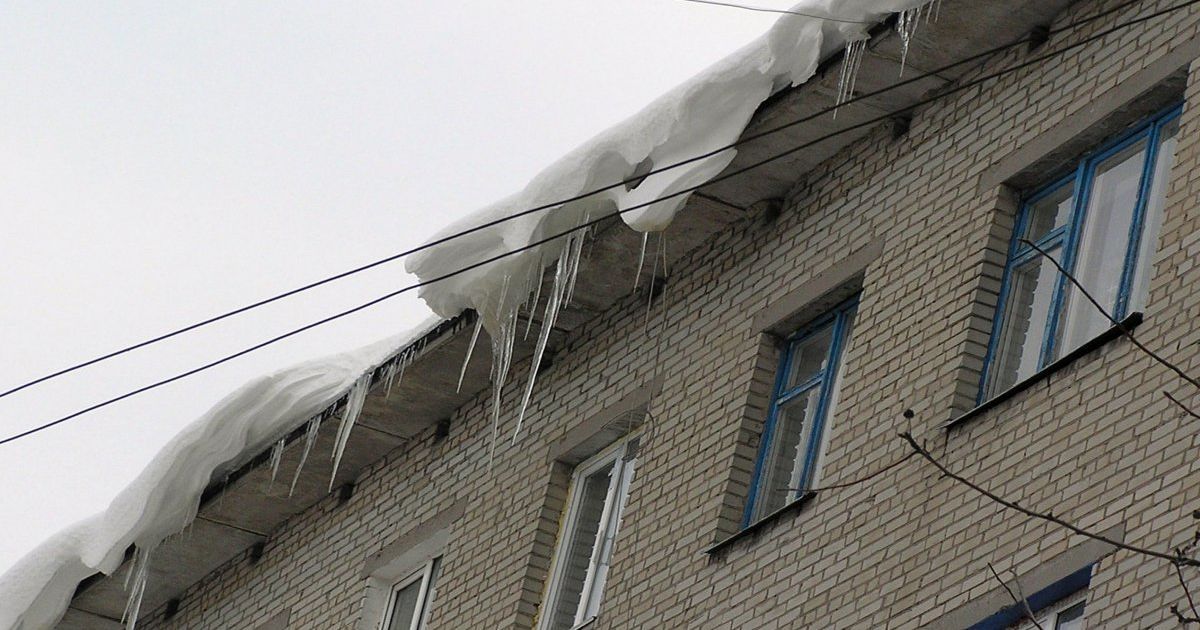 У Києві бурульки упродовж дня травмували двох людей: постраждалих госпіталізували
