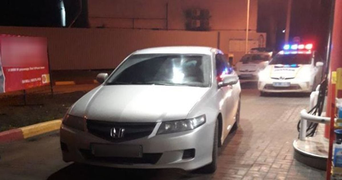 В Херсоне водитель Honda Accord выпил пива прямо перед полицейскими