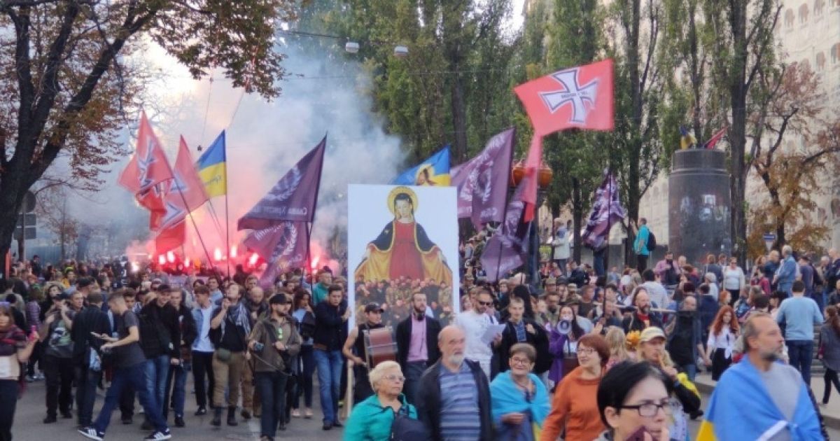На Хрещатику учасники маршу "Ні капітуляції" кидали петарди і димові шашки