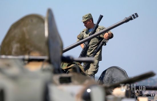 "Екстремістський зміст": окупанти знищують всі підручники з історії України та літератури на Донеччині