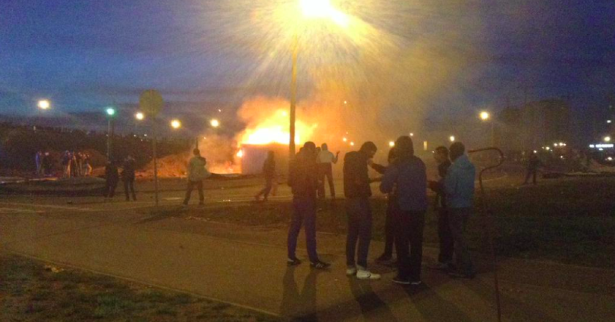 На месте застройки вспыхнул пожар