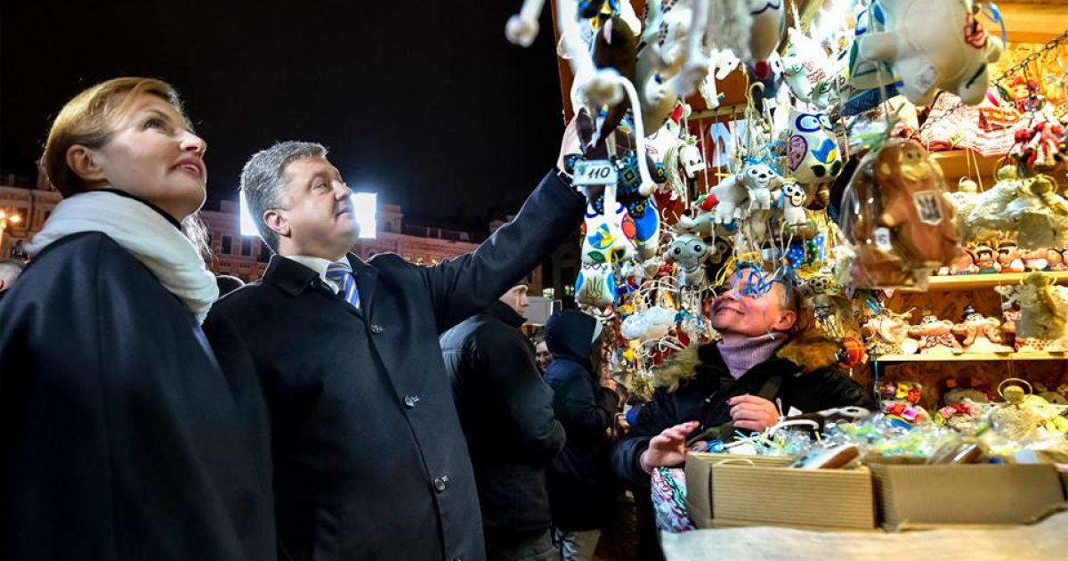 Порошенко с семьей прогулялись по ярмарке на Софийской площади