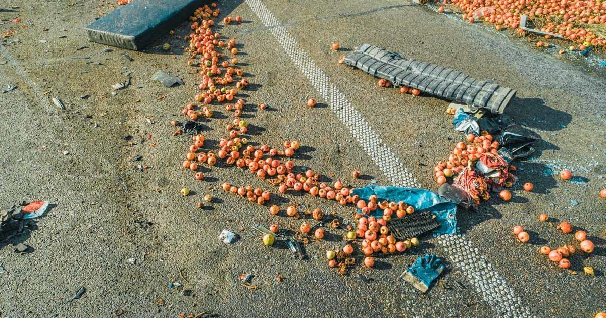 ДТП фури з яблуками і молоком Київщина_8 / © kiev.informator.ua