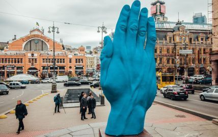 "Рука Кремля, проктолога или аватара?". Соцсети смеются над огромной синей рукой в центре Киева