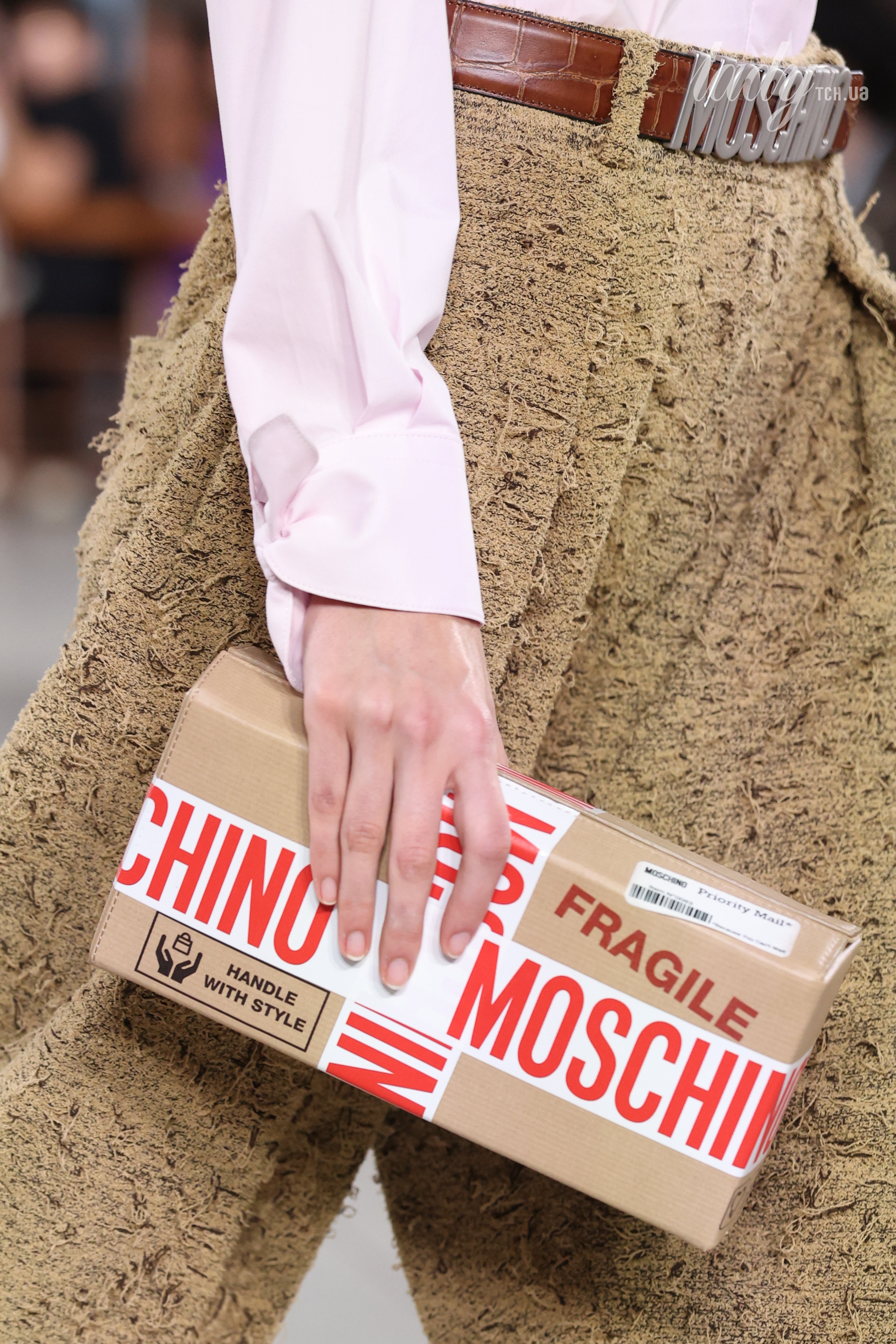 Показ Moschino весна-літо 2026 – несподівані аксесуари й іронія на