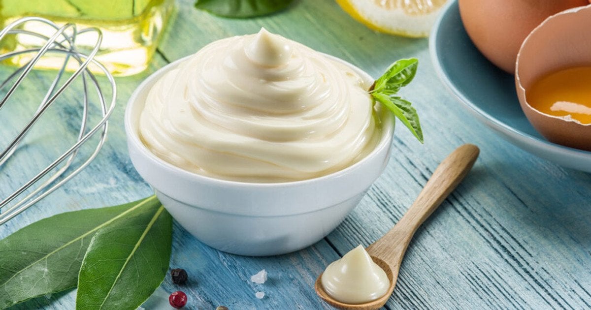 Чим замінити майонез у шубі та інших салатах: 5 здорових, смачних заправок
