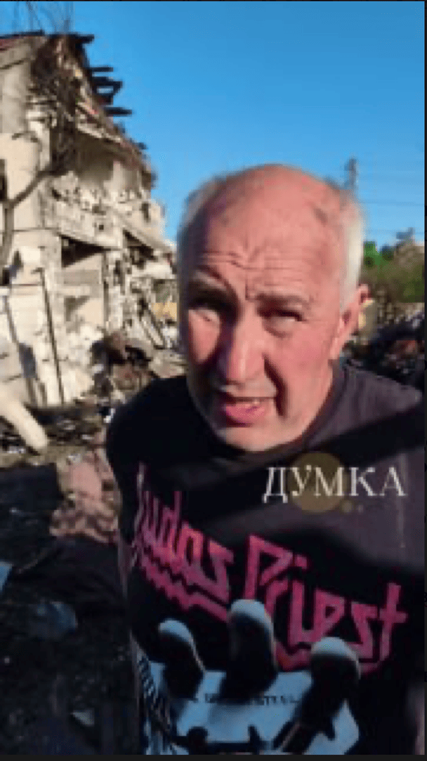 Геннадий Евгеньевич на фоне своего разрушенного дома / © скриншот с видео