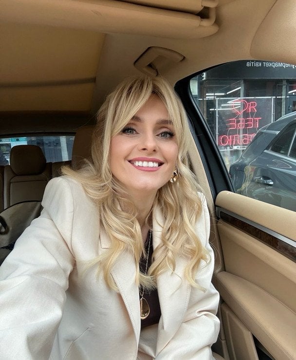 Ірина Федишин зістригла чубчик та на фото "до" і "після" показала, як змінилась