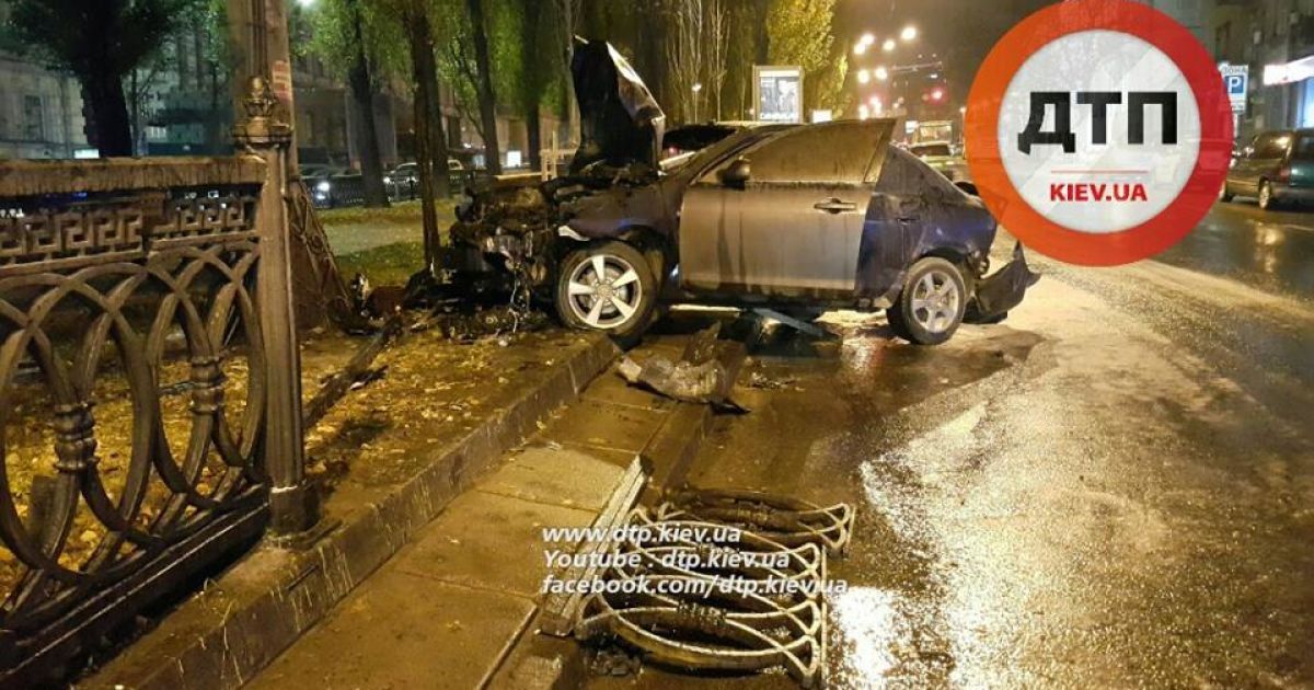 На бульваре Шевченко произошло ДТП. / © facebook.com/dtp.kiev.ua