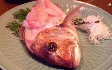 В Сети опубликовали ужасное видео с полусъеденной рыбой, выпрыгивающей из тарелки