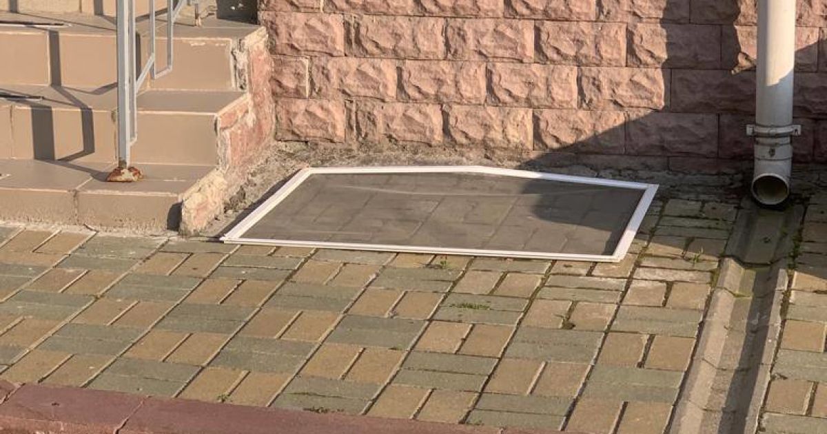 У передмісті Києва з вікна третього поверху випала 4-річна дівчинка