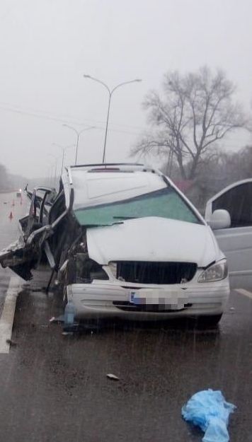 ДТП на трасі "Київ-Харків": мікроавтобус відкинув вантажівку у пост поліції, є постраждалі