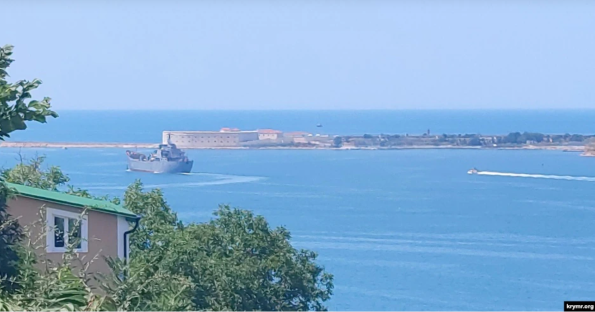 Великий десантний корабель ЧФ РФ виходить у море