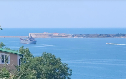 Из Севастополя в море вышел старый десантный корабль, не покидавший бухту с апреля — СМИ