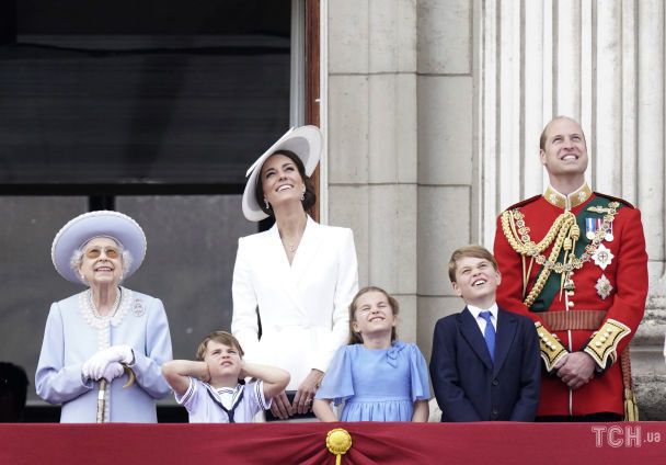 Маленький озорник: принц Луи приковал к себе все внимание на параде в честь королевы Елизаветы II 5