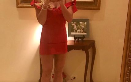 Бритни Спирс похвасталась фигурой в маленьком красном платье