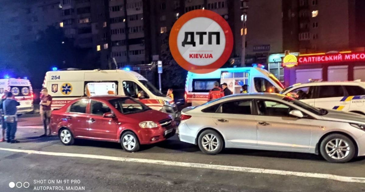 У Києві сталася потрійна ДТП на бульварі Дружби народів: є потерпілі