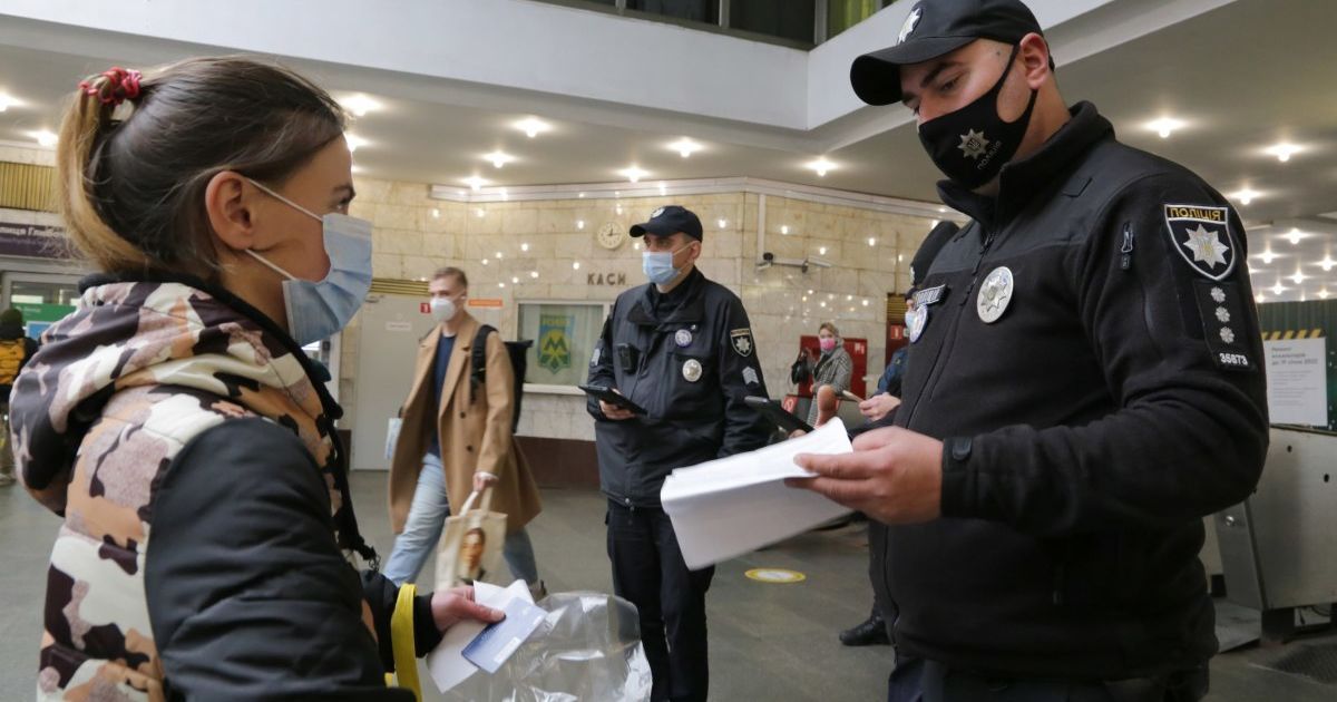 Київ переходить до “жовтої” зони: які обмеження збережуться в транспорті та ТРЦ