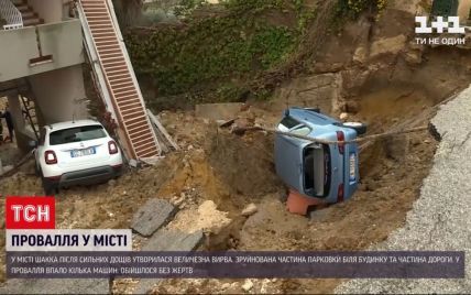 Стихія на Сицилії: в утворену після дощів велику вирву впали автомобілі