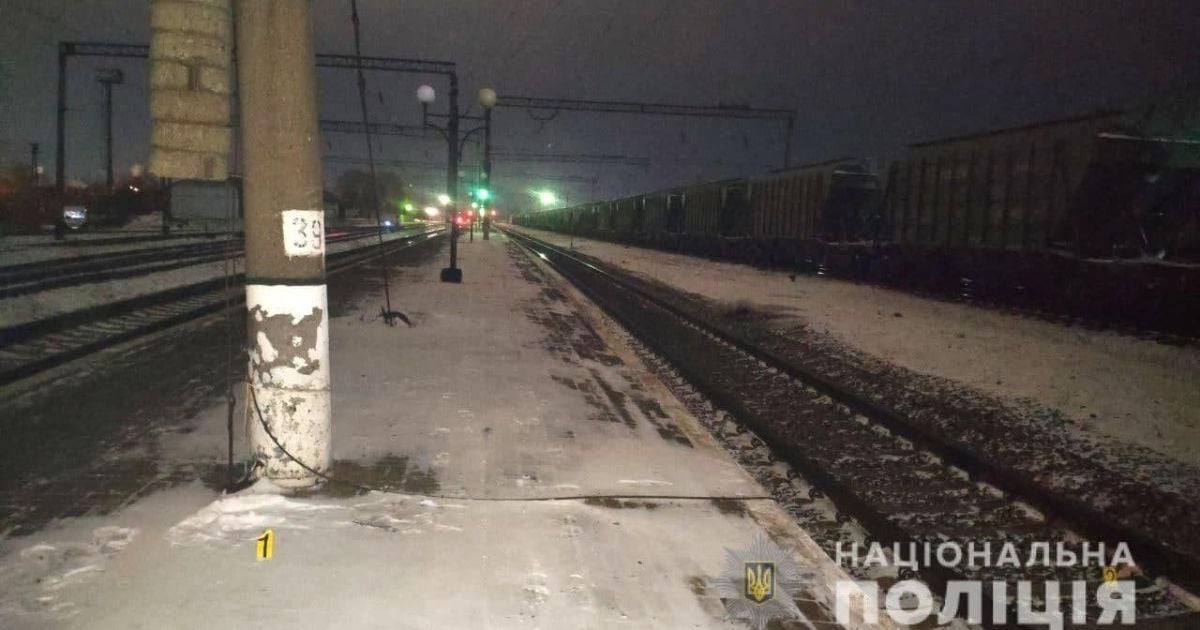 Раптово вибіг і ліг на колію: у Рівненській області потяг збив підлітка