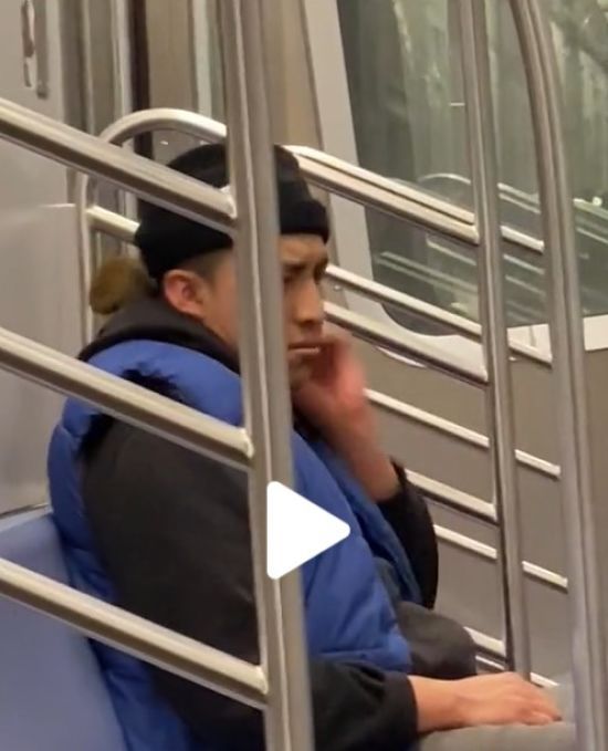 Гігантський щур заліз на шию чоловіка, поки він спав у метро: його реакція здивувала (відео)