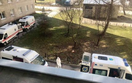 Во Львове под больницей в очереди стоят скорые с больными COVID-19: фото
