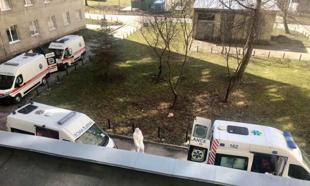 Очередь по быстрым с больными COVID-19 под львовской больницы. Фото/Андрей Садовый, Facebook