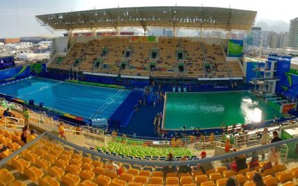 Спортсмены озадачены. Вода в олимпийском бассейне в Рио за сутки кардинально поменяла цвет