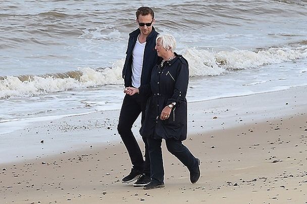 Том Хиддлстон с мамой Дианой / © dailymail.co.uk