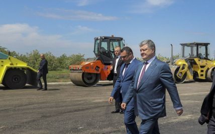 Показуха нам не нужна: Порошенко осмотрел обновленную дорогу в Николаевской области