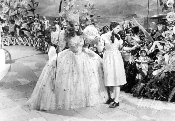 Біллі Берк у ролі Доброї відьми Глінди і Джуді Гарленд у ролі Дороті / © Getty Images