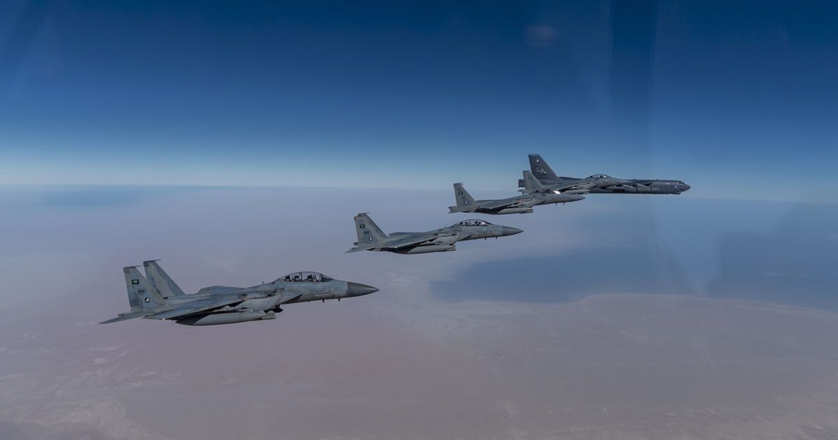 Американські бойові літаки В-52 та F-15