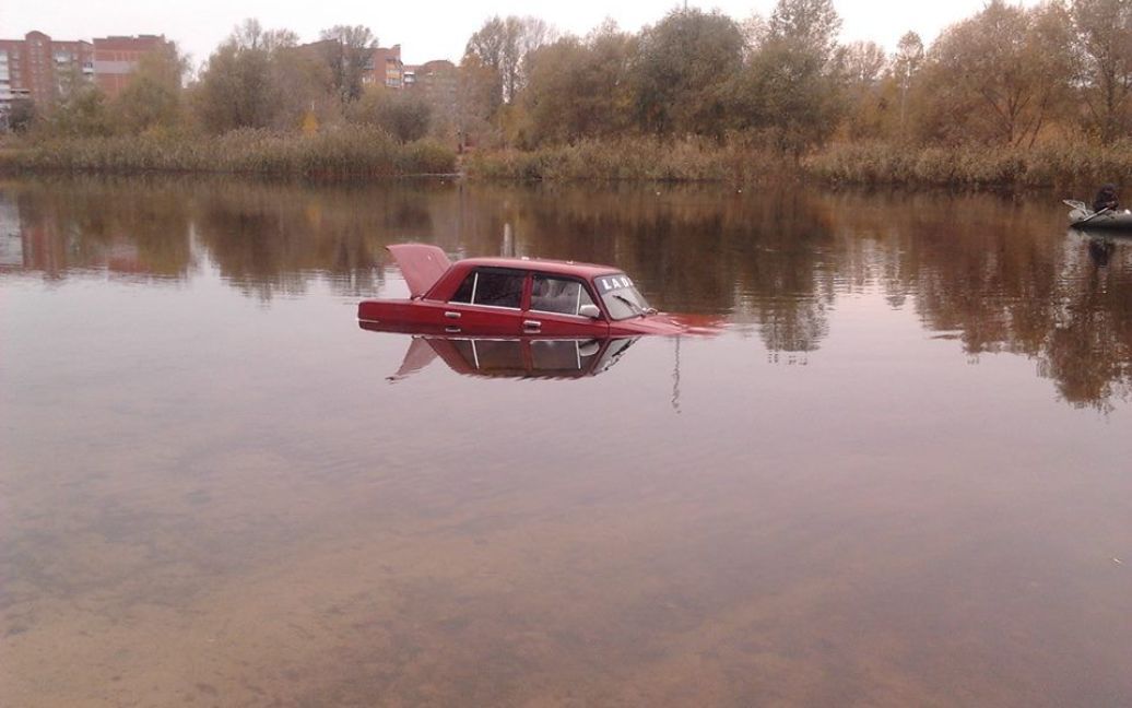 Авто странным образом оказалось в реке / © facebook/Надворсклянська Полтава.Поділ & Левада