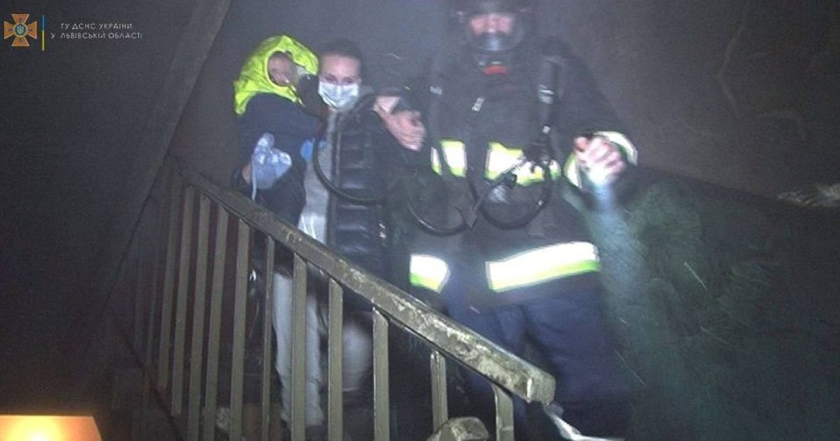 Во время пожара в львовской многоэтажке погиб мужчина, еще 10 человек спасли (фото)